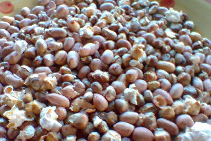 Mixed roasted corn and groundnuts (Aburo ni nkateɛ)