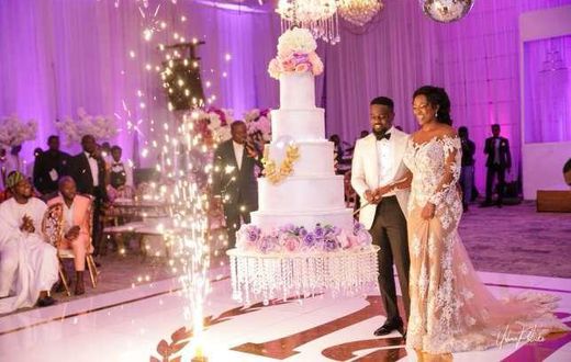 The wedding cake which descended from the roof of the venue of Sarkodie’s wedding has sparked a whole new conversation