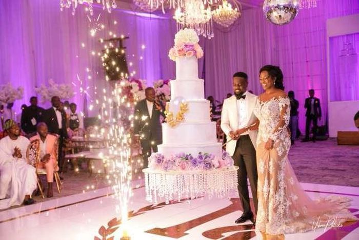 The wedding cake which descended from the roof of the venue of Sarkodie’s wedding has sparked a whole new conversation