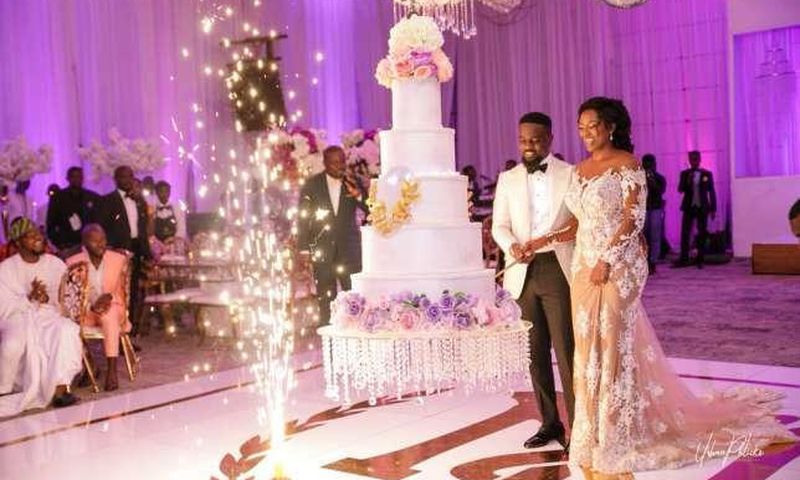 The wedding cake which descended from the roof of the venue of Sarkodie’s wedding has sparked a whole new conversation