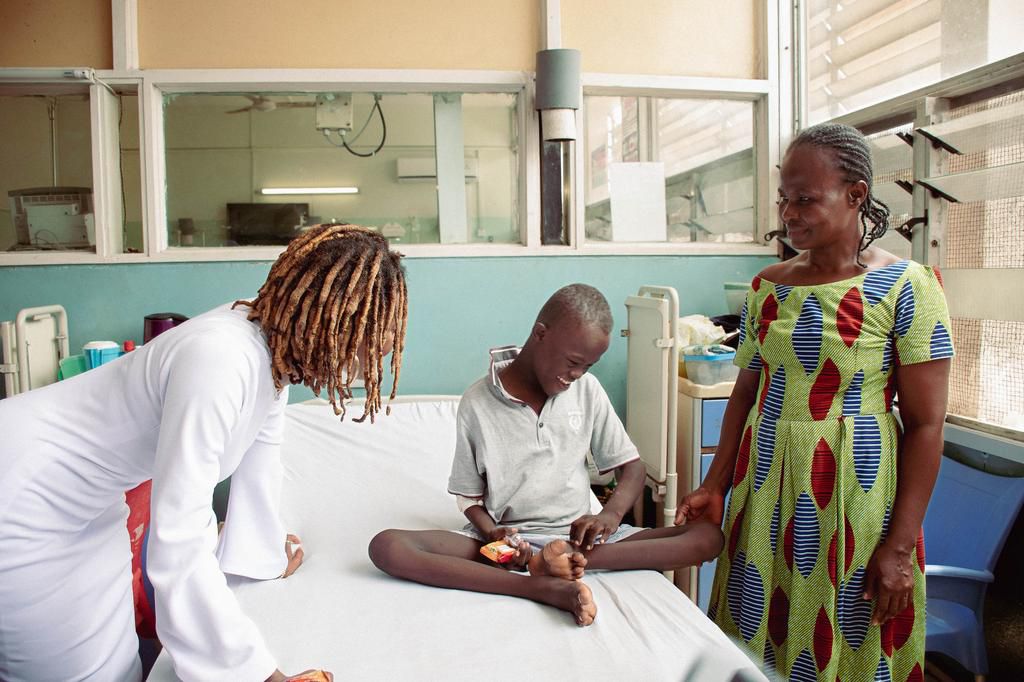 Wendy Shay marks birthday with donation to patients at Korle Bu hospital