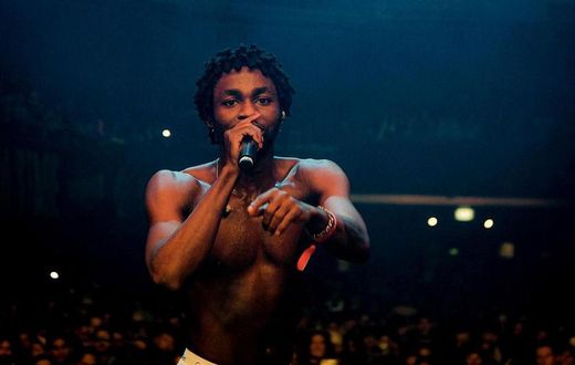 Omah Lay thrills female fan at his sold-out London concert