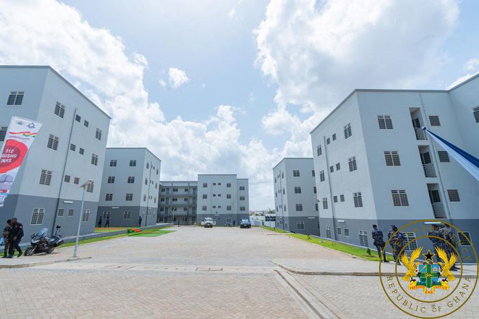 Akufo-Addo commissions newly constructed police barracks at Kwabenya