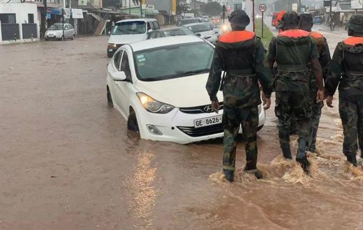 Soldiers rescue Ghanaians in Accra floods