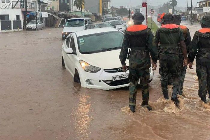 Soldiers rescue Ghanaians in Accra floods