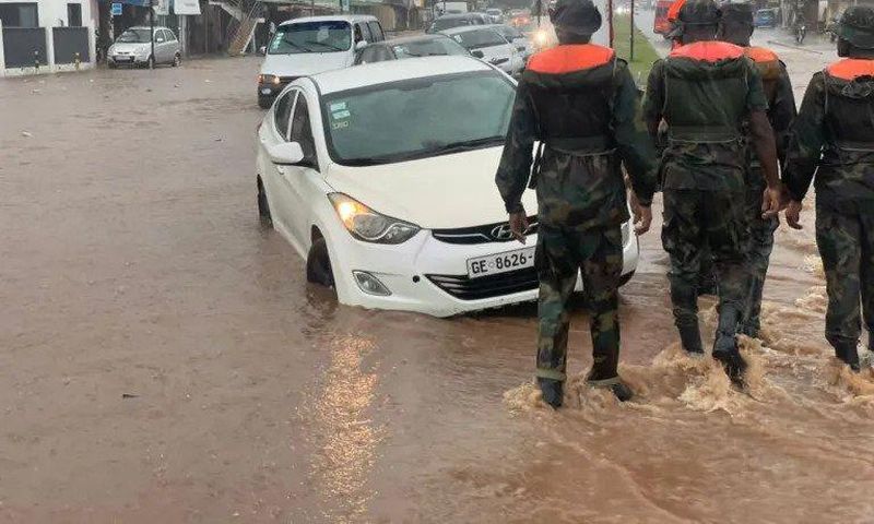 Soldiers rescue Ghanaians in Accra floods