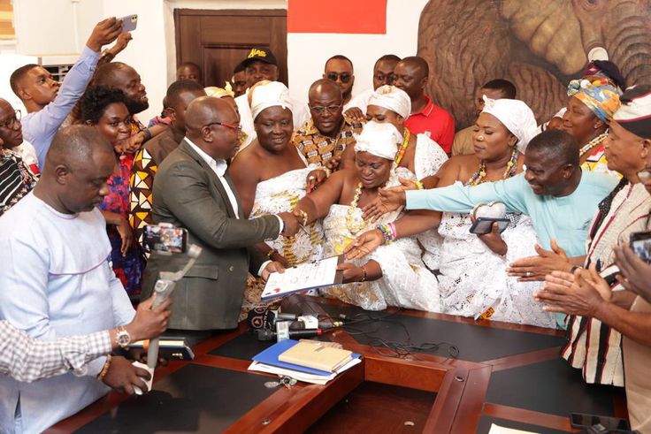 Market queens pick nominations form for Alan