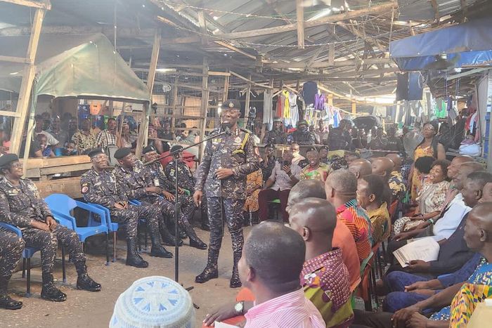 Dampare tours Kantamanto for feedback on market security arrangements