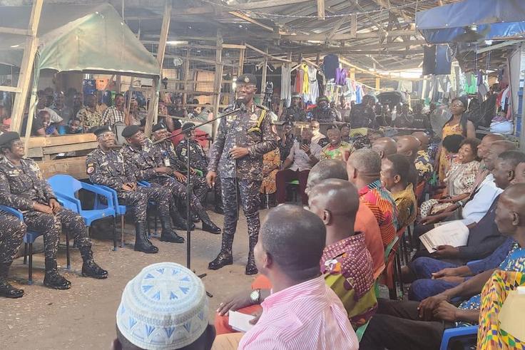 Dampare tours Kantamanto for feedback on market security arrangements