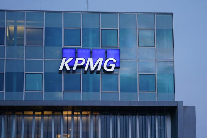 KPMG offers managing directors anywhere between $230,000 to $485,000