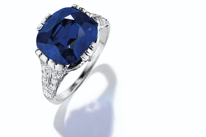 A 6.28 carat cushion-cut Belle Époque Kashmir sapphire ring of 6.28 sold for $936,500.