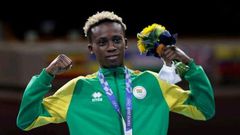 Samuel Takyi receives his bronze medal