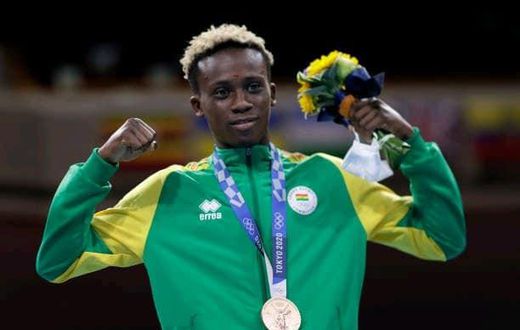 Samuel Takyi receives his bronze medal