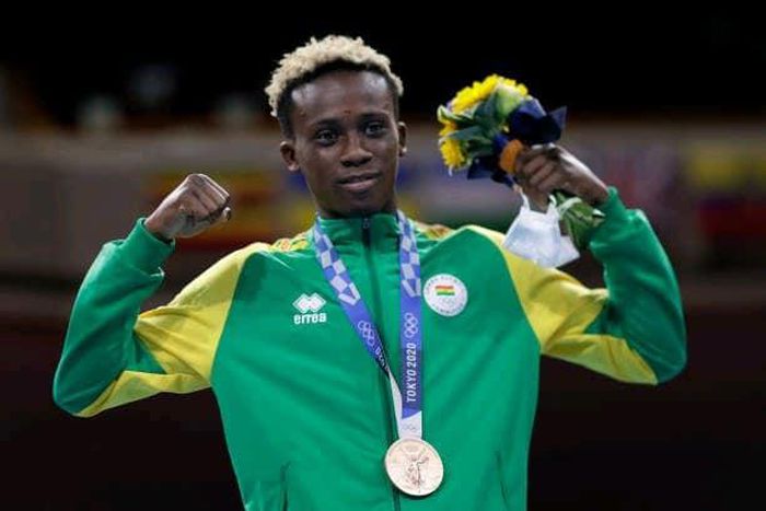 Samuel Takyi receives his bronze medal