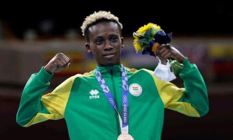 Samuel Takyi receives his bronze medal