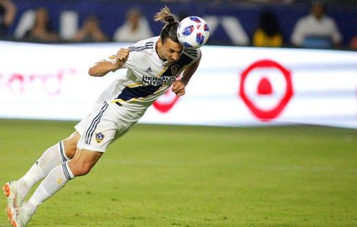 Zlatan Ibrahimovic became the third active footballer to reach the 500th career goal milestone