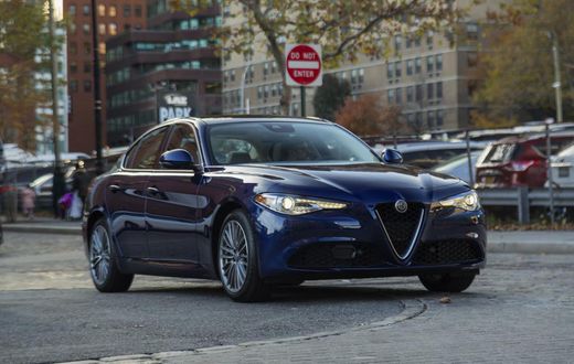 The 2018 Alfa Romeo Giulia Ti Lusso is just a darn-pretty set of wheels. The prettiest of all sport sedans, if you ask me. As with the Fiat Chrysler Automobiles stablemate Maserati, the Alfa simply oozes style.
