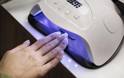 A nail dryer at work