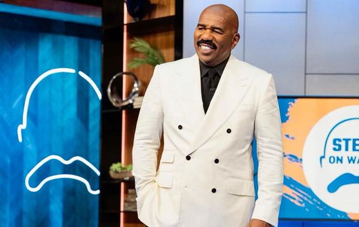 This is a perfect wedding suit but a bow tie might fit it better [Instagram/SteveHarvey]