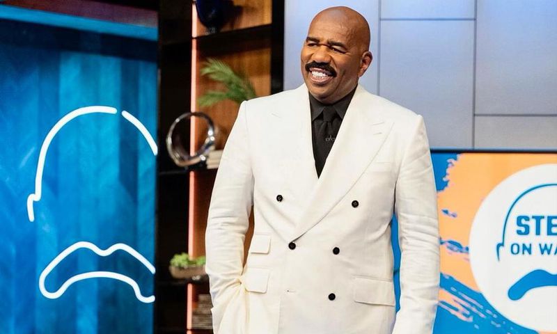This is a perfect wedding suit but a bow tie might fit it better [Instagram/SteveHarvey]
