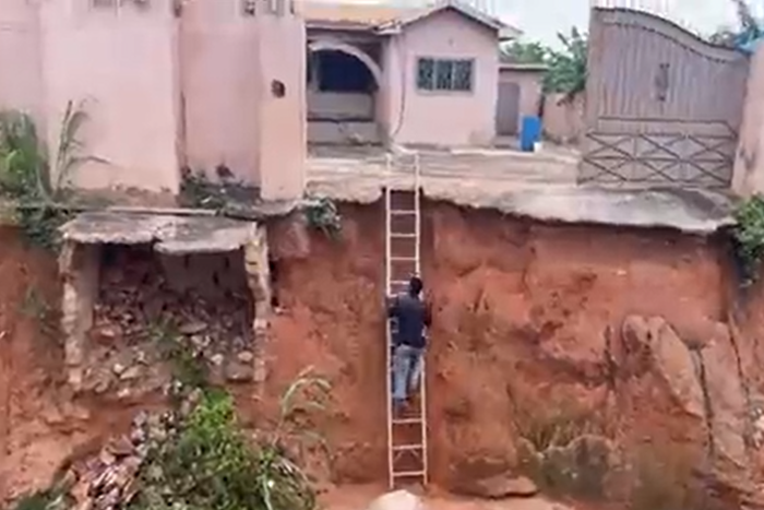 Watch how inhabitants of a house in Bortianor enter and exit using 2 ladders