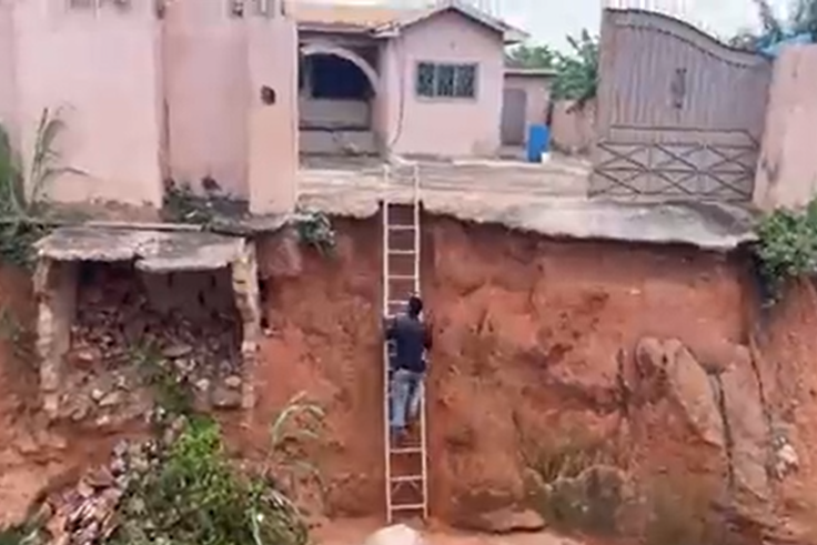 Watch how inhabitants of a house in Bortianor enter and exit using 2 ladders