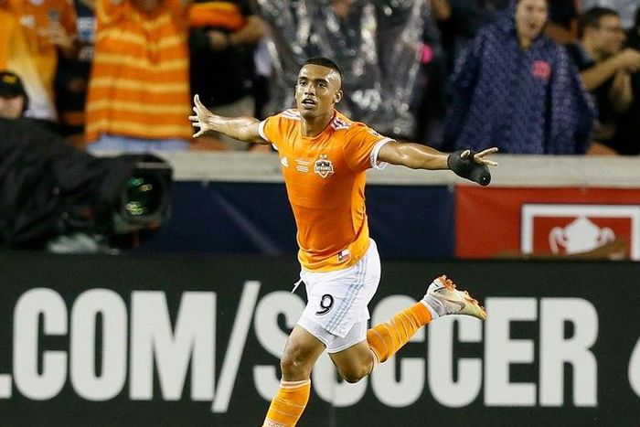 Mauro Manotas of the Houston Dynamo celebrates his second goal of the first half against the Philadelphia Union during the 2018 US Open Cup final
