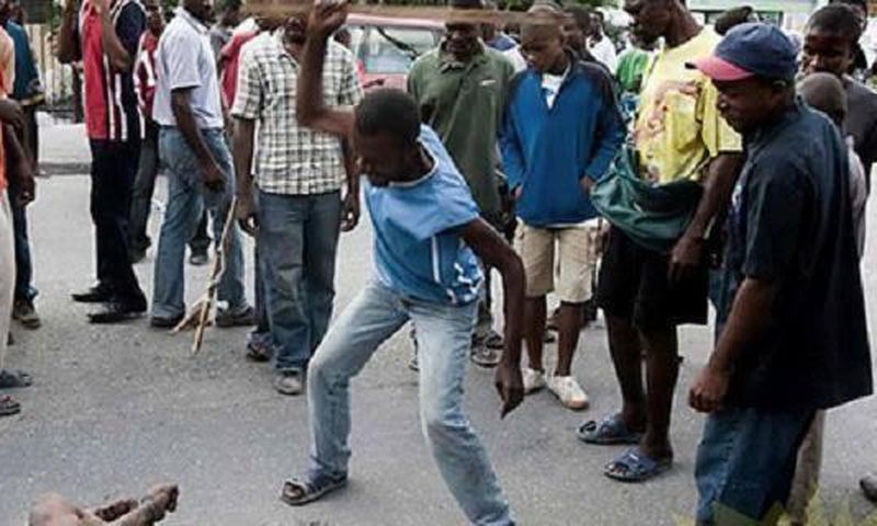 Residents lynch armed robber in Lagos for robbing unisex salon