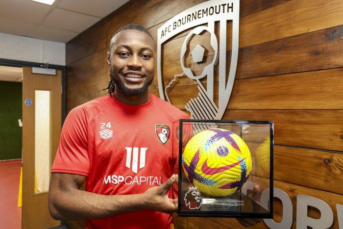 Antoine Semenyo gets EPL debut ball