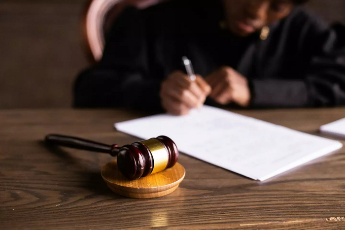Why judges break their pen after a giving a death sentence [unilad]
