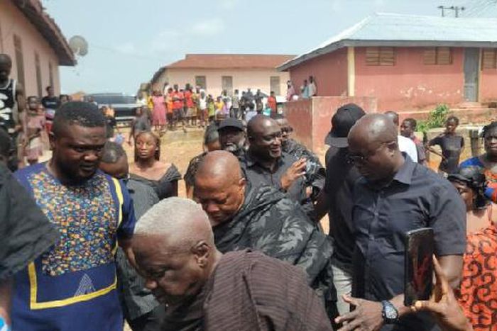 Alan Kyeremanten visits family of late Kumawu MP