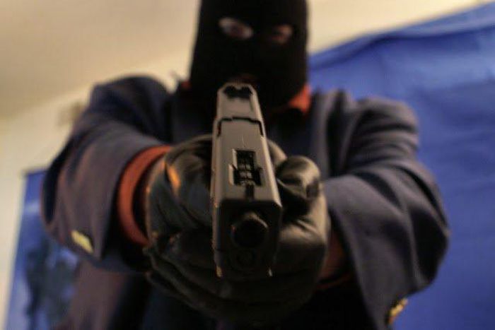 ___6494105___2017___4___7___10___armed-robber