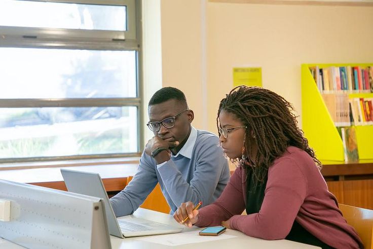 Students preparing a presentation for studies in a classroom [Image: Kampus Production]