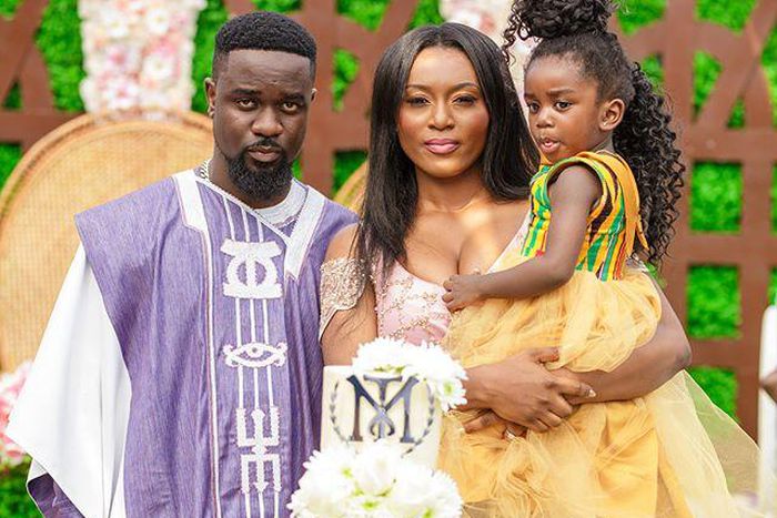 Adorable family, Sarkodie, Tracy and their cute daughter, Titi.