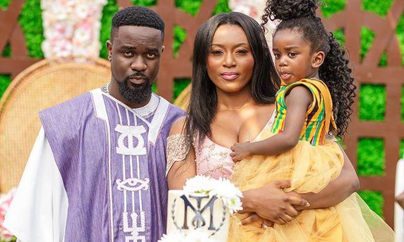 Adorable family, Sarkodie, Tracy and their cute daughter, Titi.