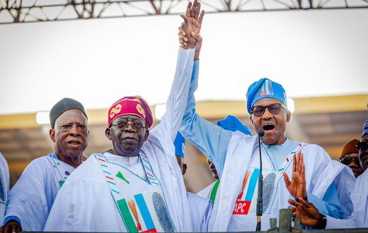 Muhammadu Buhari raises Bola Tinubu's hand [Twitter/@officialABAT]