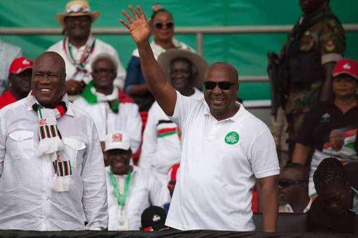 ___8969195___2018___10___12___9___President-Mahama-cheers