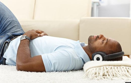Man listening to music(dailykobo)