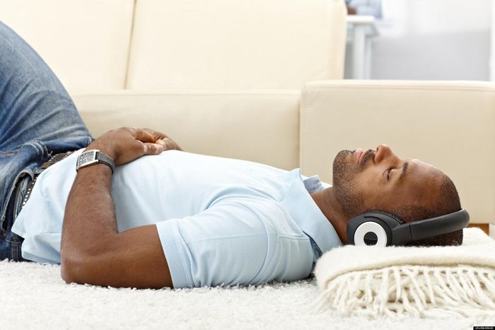 Man listening to music(dailykobo)