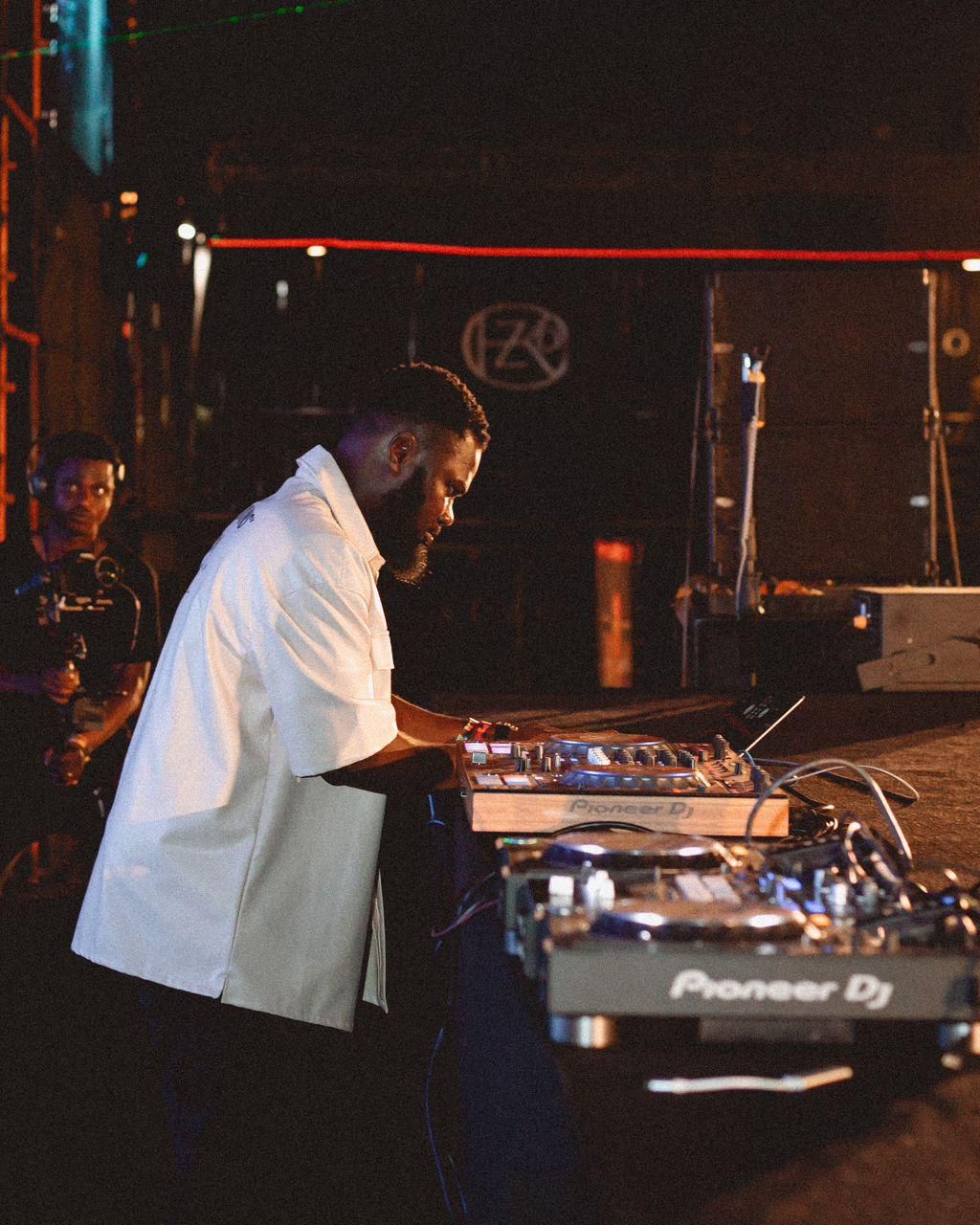 AD DJ