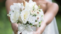 bride outdoor wedding bouquet