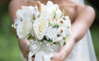 bride outdoor wedding bouquet