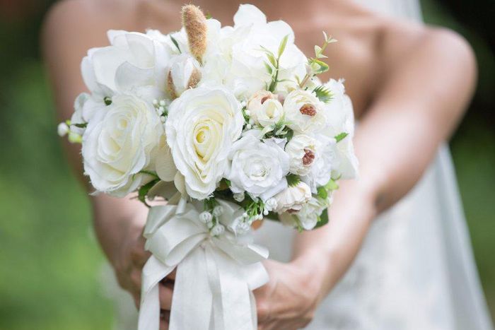 bride outdoor wedding bouquet