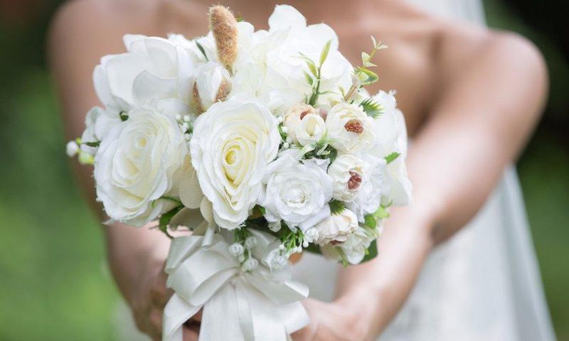 bride outdoor wedding bouquet