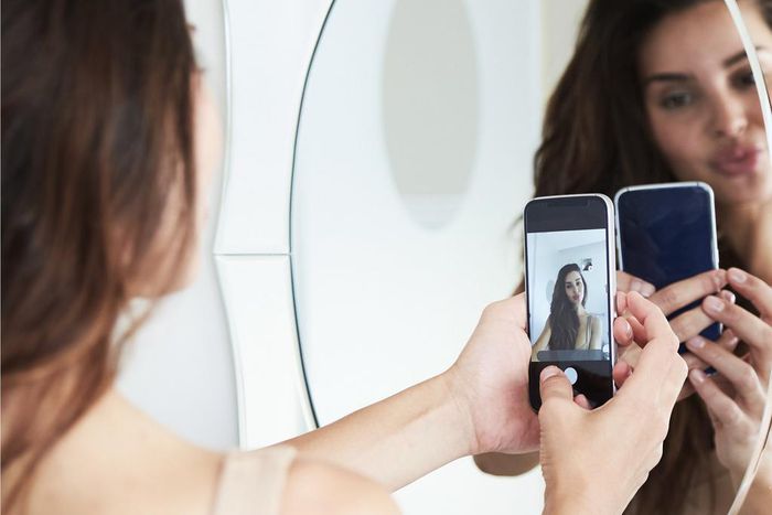 duck face mirror selfie