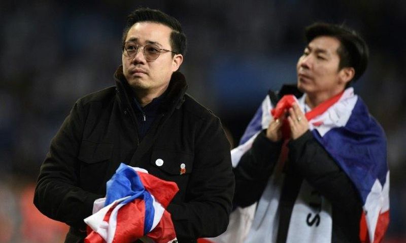 Aiyawatt Srivaddhanaprabha (L) joined players and staff in a lap of the pitch after Saturday's emotional game