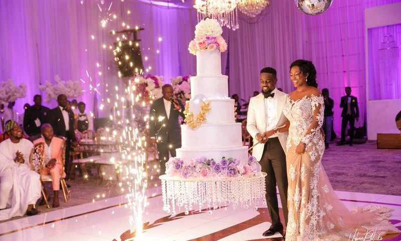 Sarkodie and Tracy cutting their huge white wedding cake