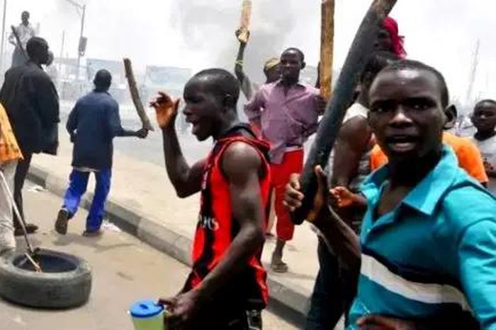 Lagos mob chops off robber’s wrist, police rescue suspect from lynching