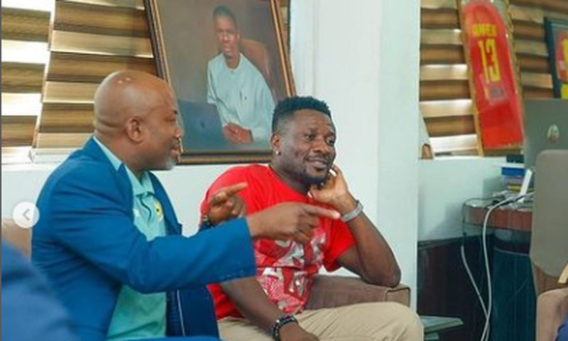 Asamoah Gyan comforts manager Anim Addo after losing GFA Executive Council elections