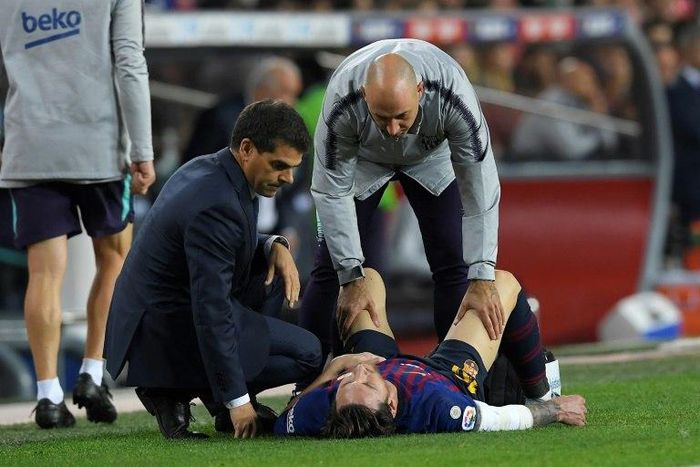 Lionel Messi receives attention after injuring his arm on Saturday